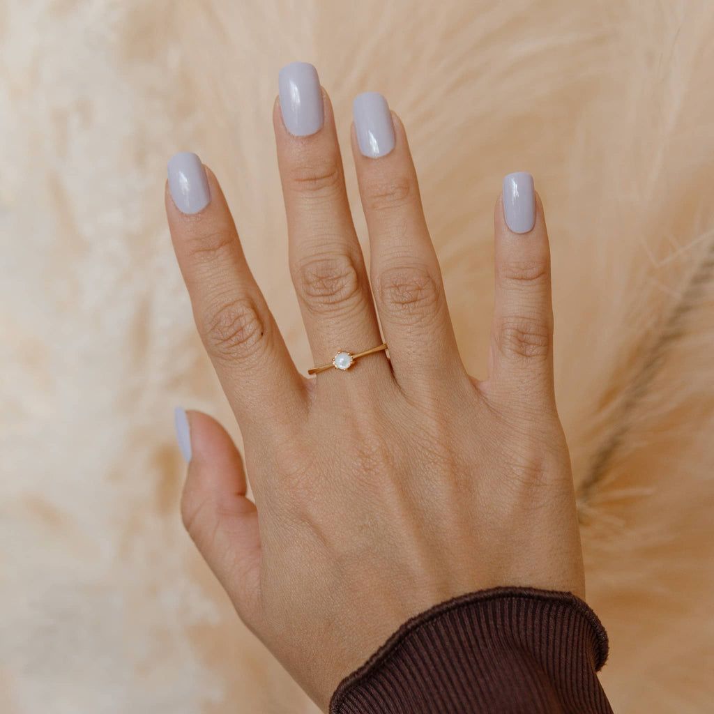 Minimalist gold ring featuring a nacre pearl, perfect for adding a touch of elegance to any outfit.
